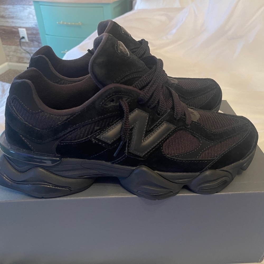 New Balance All-Black 9060 (worn twice)